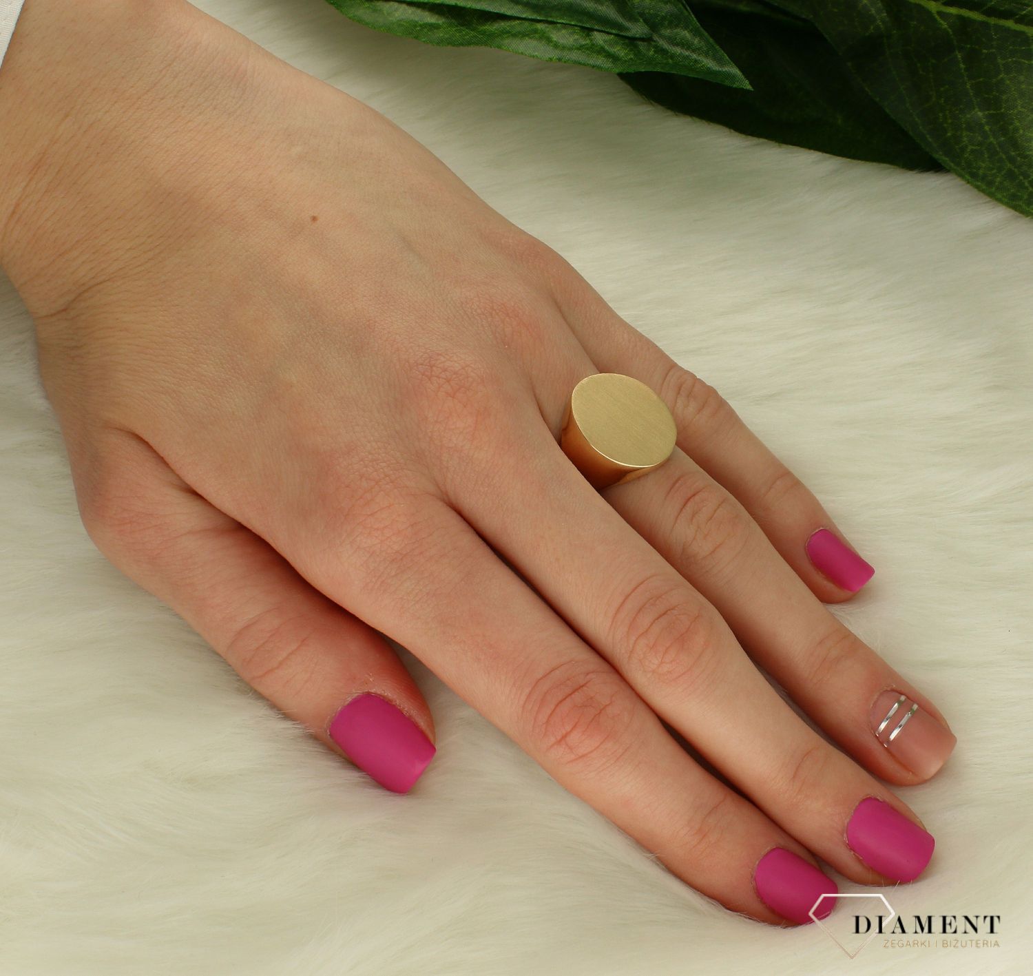 Złoty pierścionek 585 sygnet z matową górą B6OMPE3817 GN AN204620. Damski pierścionek w formie sygnetu sygnet wykonany z 16 karatowego żółtego złota z owalną, zmatowioną górą. Biżuteria idealna na wszelkie okazje (1).jpg